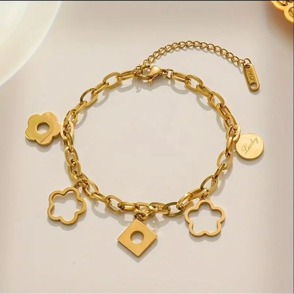 Elegant 18K Gold-Plated Floral Charm Bracelet - NEW - Picture 5 of 6